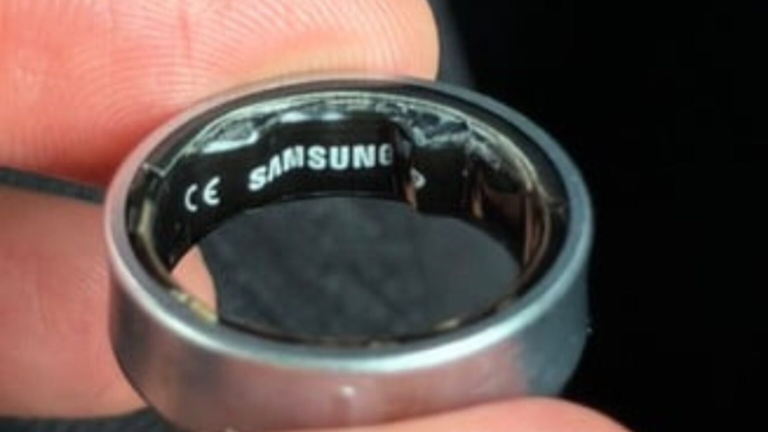 Galaxy Ring, batteria si gonfia dopo 9 mesi: utente finisce in ospedale
