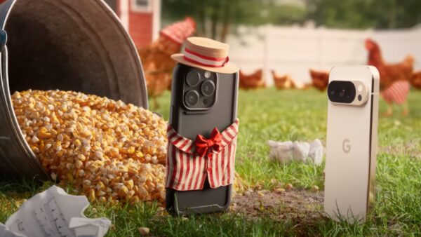 Pezzo di formaggio con cornflakes e un telefono Pixel decorato con un cappello e un abito da soldatino, ambientato in un campo con galline sullo sfondo, scena artistica e creativa.