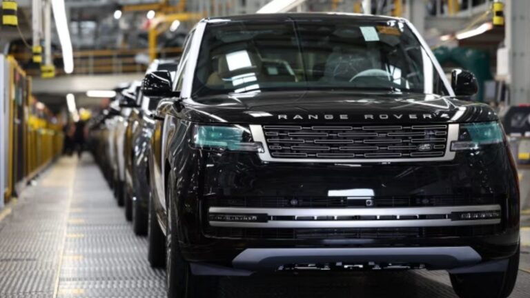 Jaguar Land Rover sotto assedio: attacco hacker blocca fabbriche nel mondo
