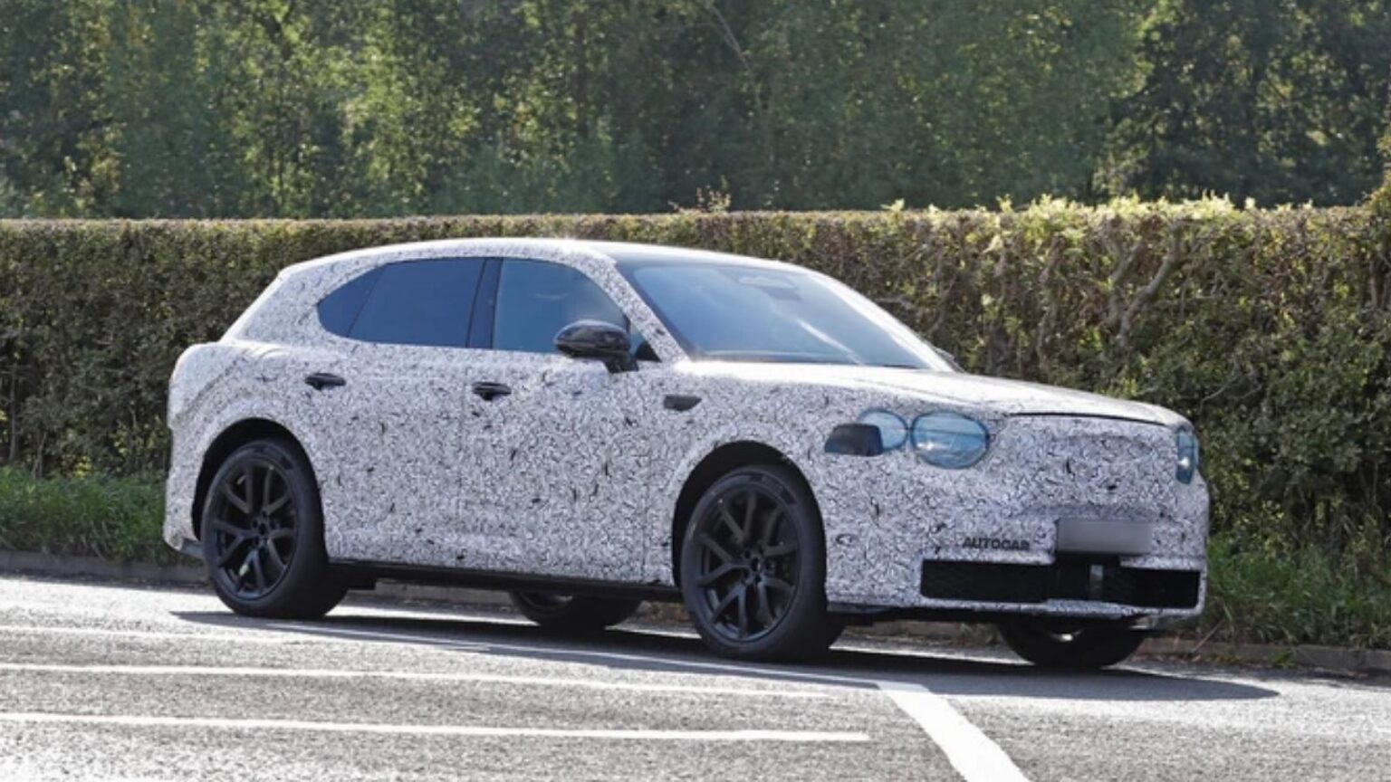 Bentley elettrica: le prime immagini svelano il futuro modello di lusso