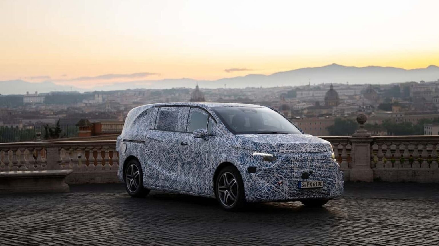 Mercedes, il futuro corre veloce: inizia la produzione del nuovo VLE