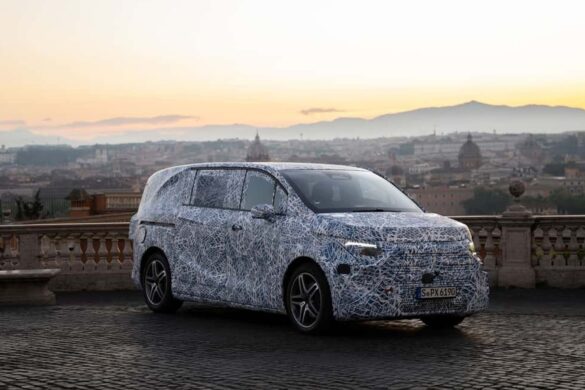 Mercedes, il futuro corre veloce: inizia la produzione del nuovo VLE