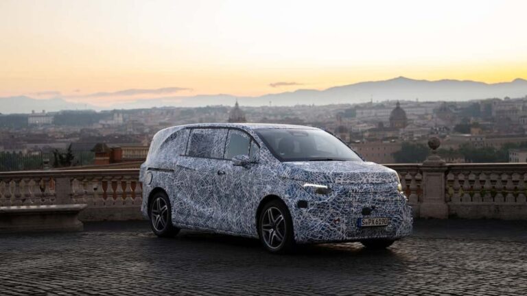 Mercedes, il futuro corre veloce: inizia la produzione del nuovo VLE