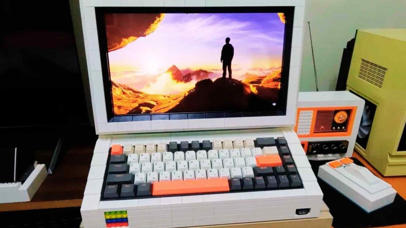 Choi ha creato un PC completo assemblato con LEGO, unendo creatività, funzionalità e design modulare ispirato agli anni ’70.