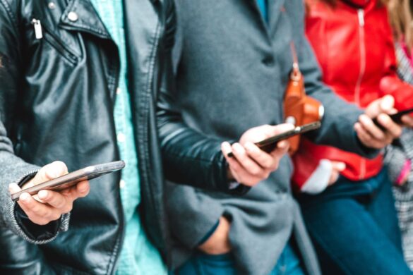 Smartphone: per metà degli italiani è un compagno di vita