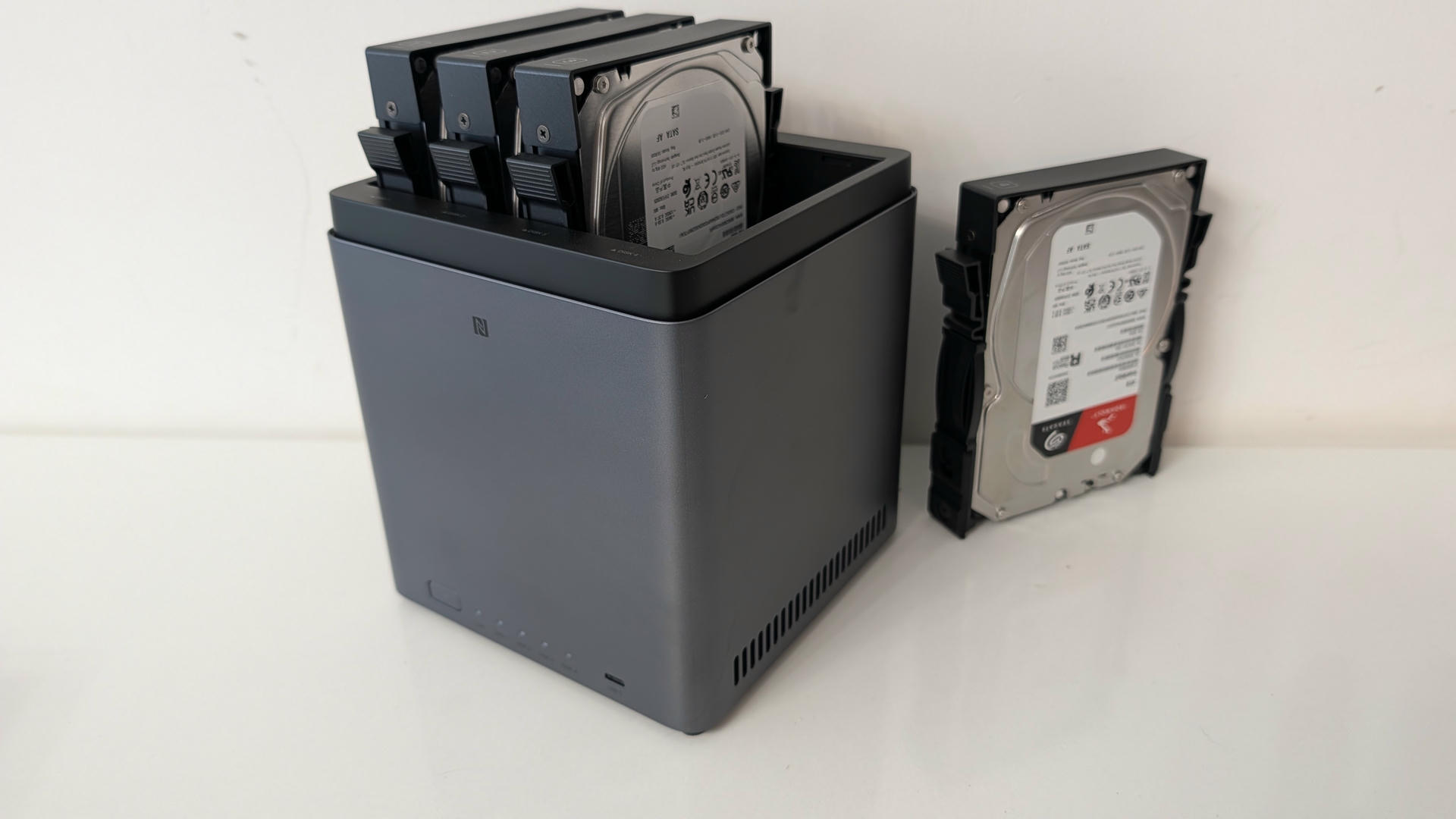 PXL UGREEN NASync DH Plus PXL UGREEN NASync DH Plus