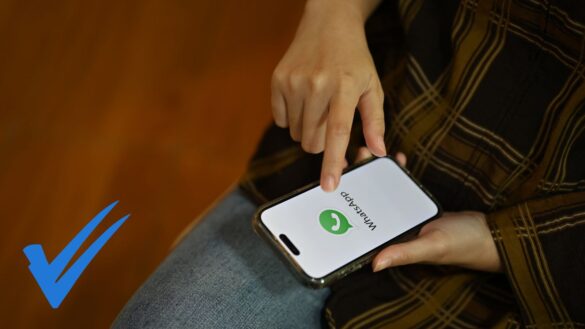 WhatsApp cambia: spunte blu costanti e stop alle doppie bianche