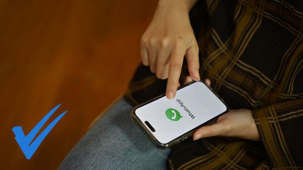 WhatsApp cambia le due spunte bianche con il blu
