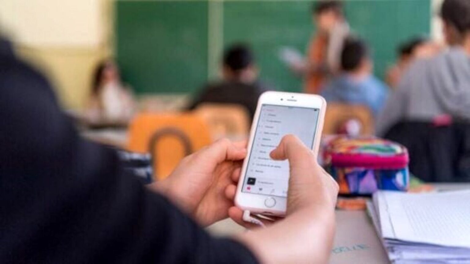 Smartphone vietato a Scuola: fa discutere il nuovo divieto appena entrato in vigore