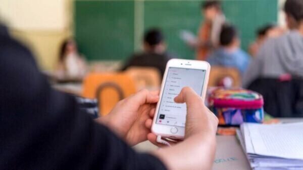 Smartphone vietato a Scuola: fa discutere il nuovo divieto appena entrato in vigore