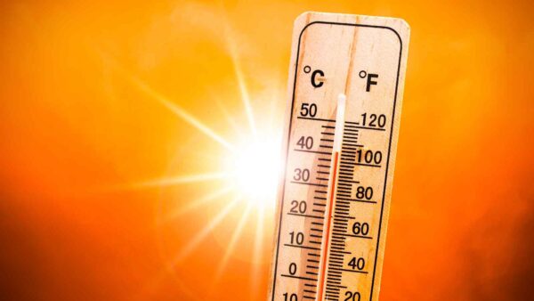 Un nuovo materiale a base di nanotubi di carbonio blocca il calore estremo fino a 2.600 °C, leggero e resistente.