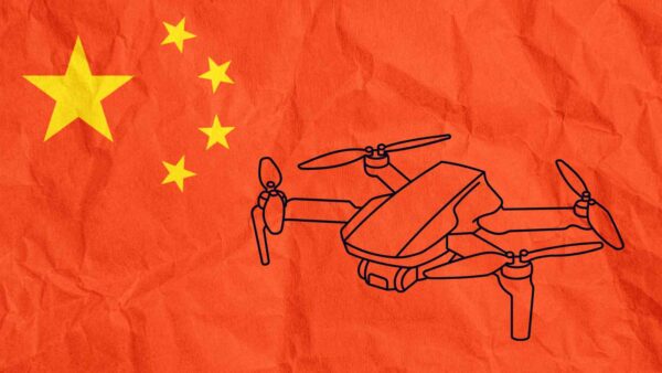 Una foto sfocata mostra un drone cinese gigante, stealth e senza pilota, simile al B-2 e destinato a sorveglianza avanzata.