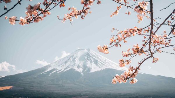 Tokyo utilizza un video AI per mostrare l’impatto di un’ipotetica eruzione del Monte Fuji e preparare i cittadini al rischio.