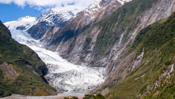 I ghiacciai del Pamir e del Karakoram, un tempo stabili, mostrano ora segni di scioglimento e vulnerabilità al cambiamento climatico.