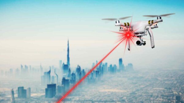 Il laser Apollo di Electro Optic Systems può neutralizzare sciami di droni in pochi secondi, con precisione e rapidità operativa.