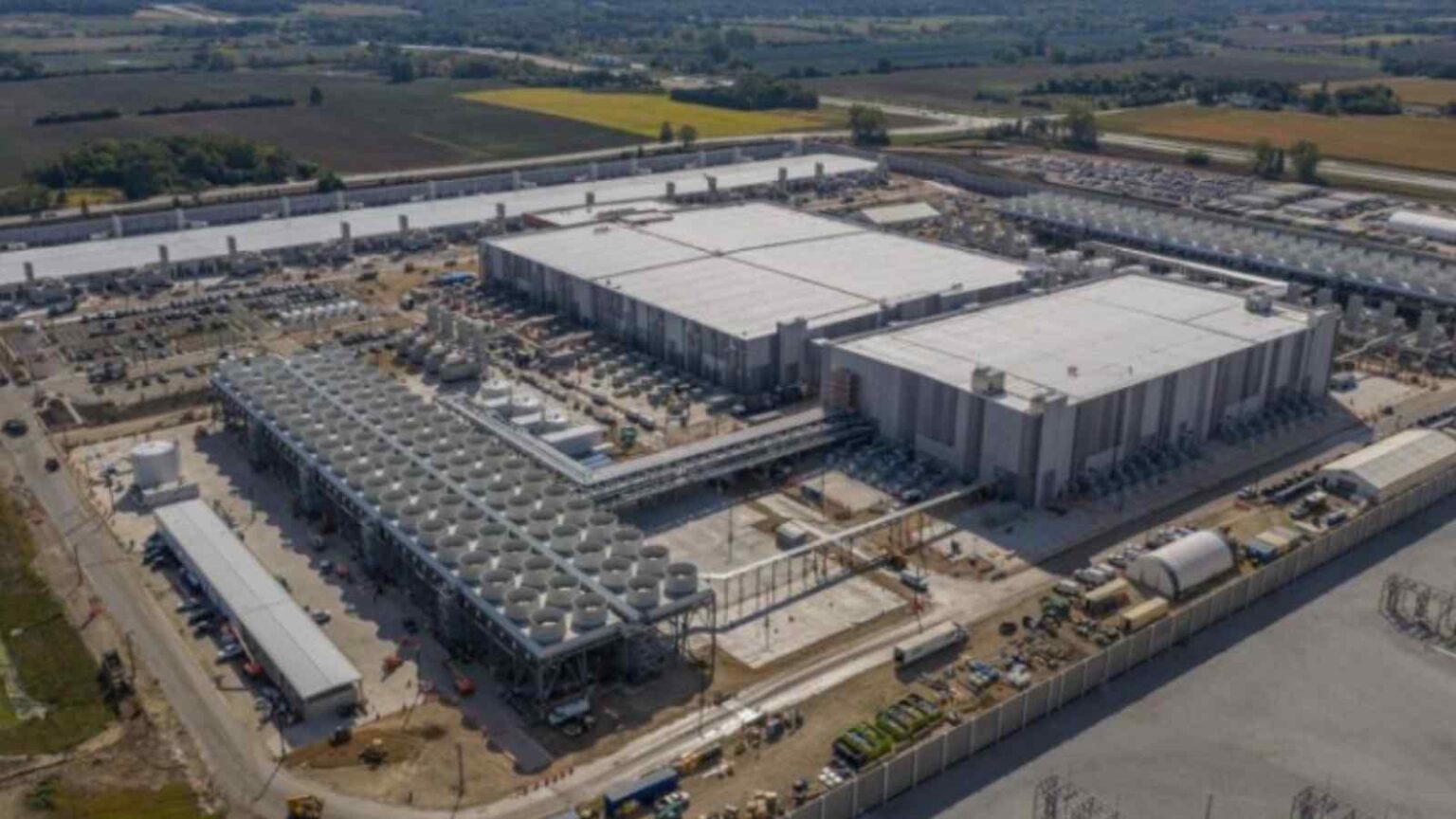 Microsoft apre Fairwater, un gigantesco data center AI con GPU NVIDIA, raffreddamento a liquido e infrastruttura ultra-efficiente.