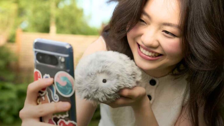 Casio lancia Moflin negli USA e UK, un robot peloso che reagisce a carezze e voci, sviluppando una personalità unica.