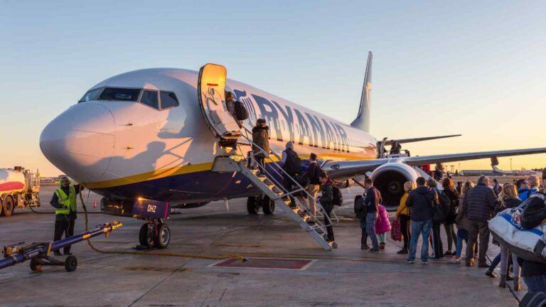 Ryanair impone la carta d’imbarco digitale dal 12 novembre: chi non usa l’app pagherà fino a 55 euro di penale.