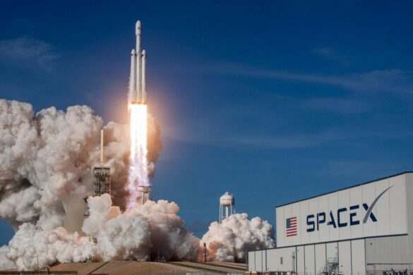 SpaceX Dragon spinge la ISS più in alto