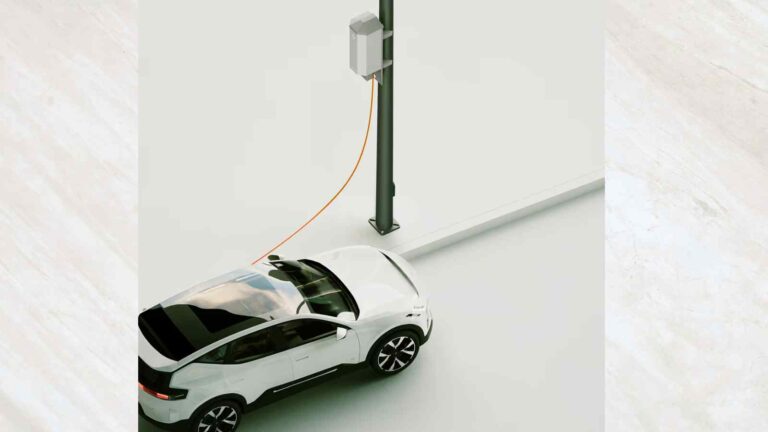 Voltpost trasforma i lampioni in stazioni di ricarica per auto elettriche, rendendo le città più smart e sostenibili.