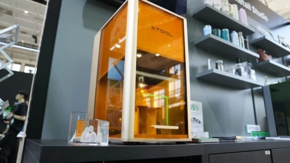 xTool F2 Ultra, il laser UV che incide il vetro dall’interno