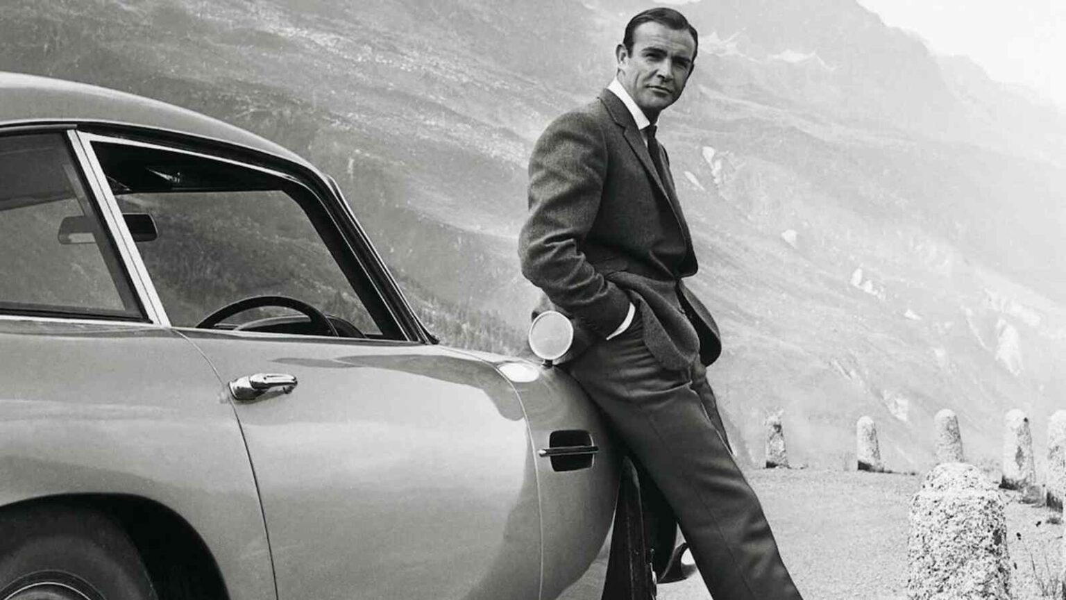 Amazon rimuove la pistola di James Bond dalle locandine storiche, scatenando indignazione e meme tra i fan online.