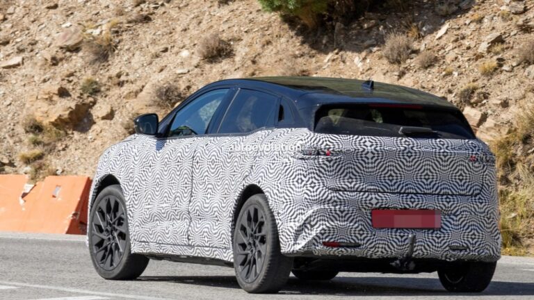 Megane 2026 foto spia - caratteristiche renault mega copia