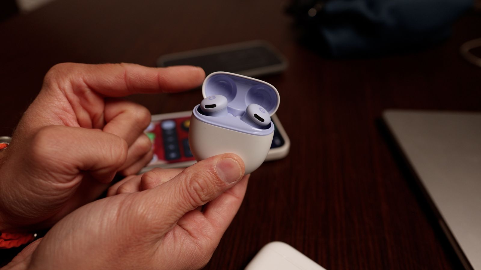 Confronto AirPods Pro 3 vs Google Pixel Buds 2a Confronto AirPods Pro 3 vs Google Pixel Buds 2a