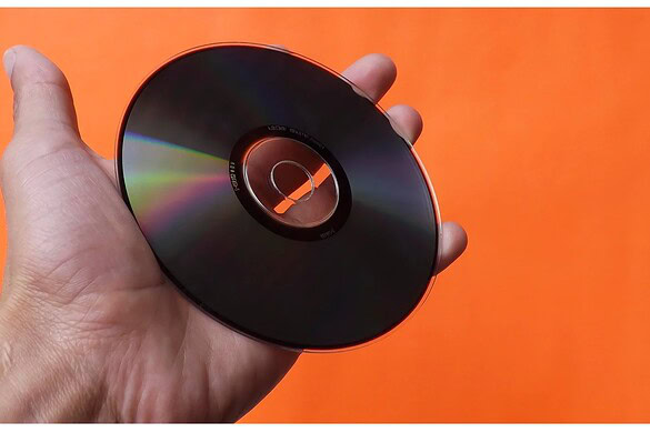 Giappone, boom di vendite di lettori ottici per auto e PC: il ritorno inatteso del Blu-Ray e del DVD