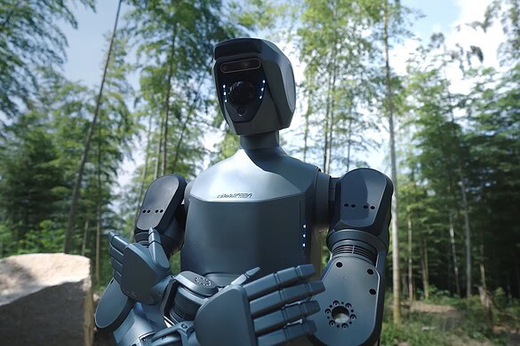 DR02: ecco il primo robot umanoide che sfida pioggia e sabbia