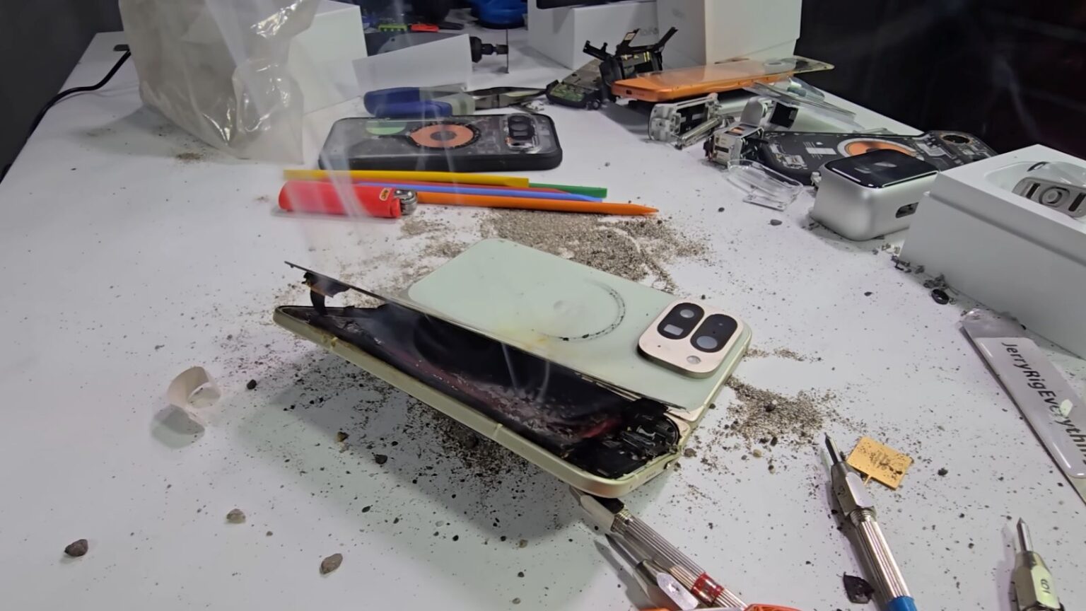 Google Pixel Pro Fold va a fuoco durante gli stress test di JerryRigEverything