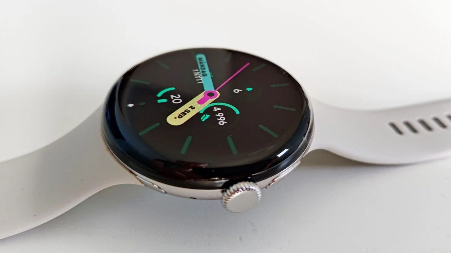 Google Pixel Watch 2 e 3 ricevono Wear OS 6: novità grafiche e funzioni intelligenti