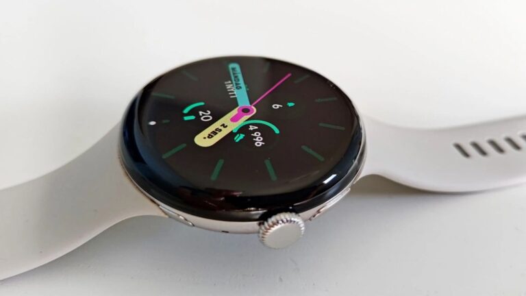 Google Pixel Watch 2 e 3 ricevono Wear OS 6: novità grafiche e funzioni intelligenti