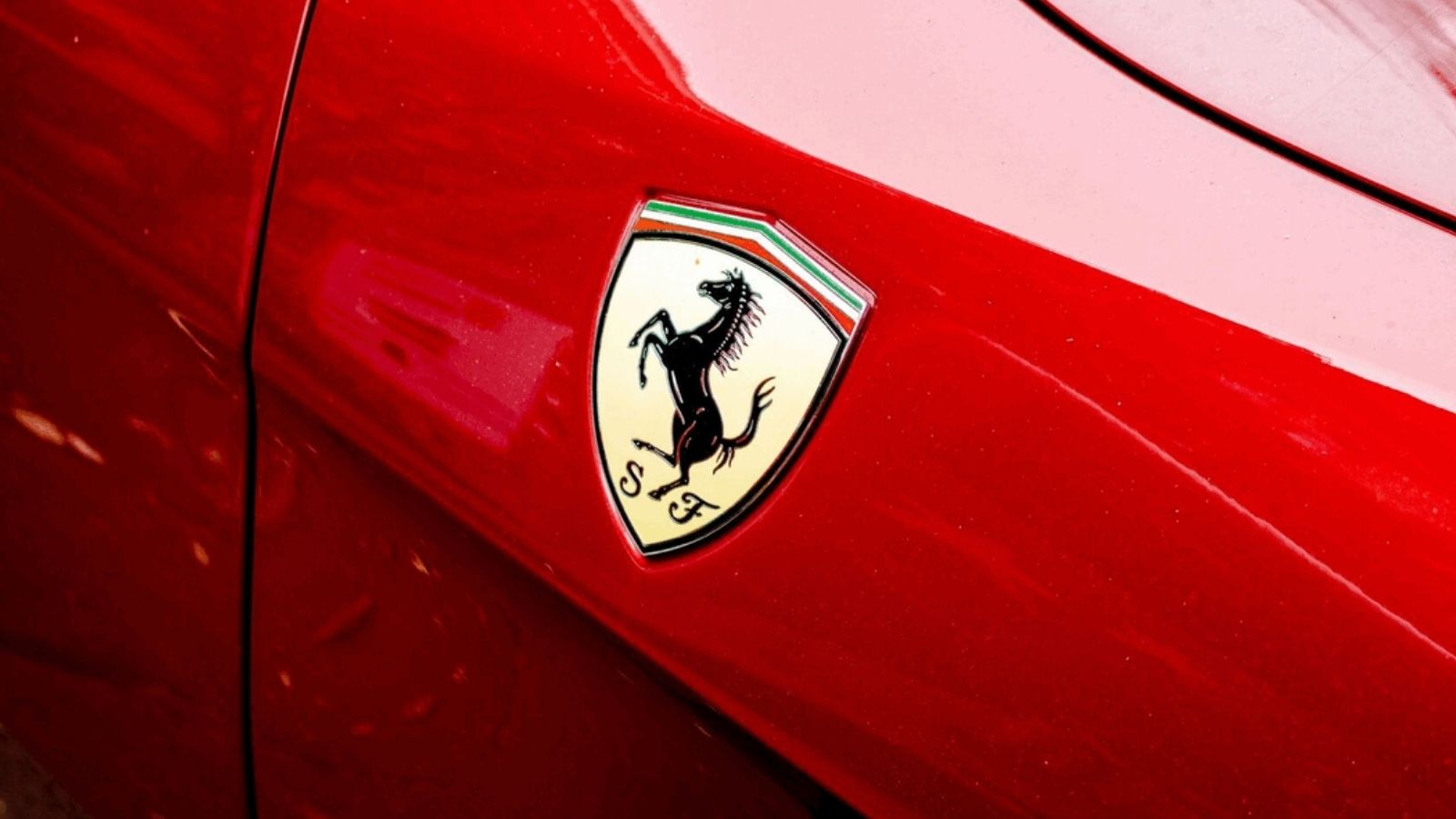 Ferrari: il futuro corre verso il 2030 con novità sorprendenti