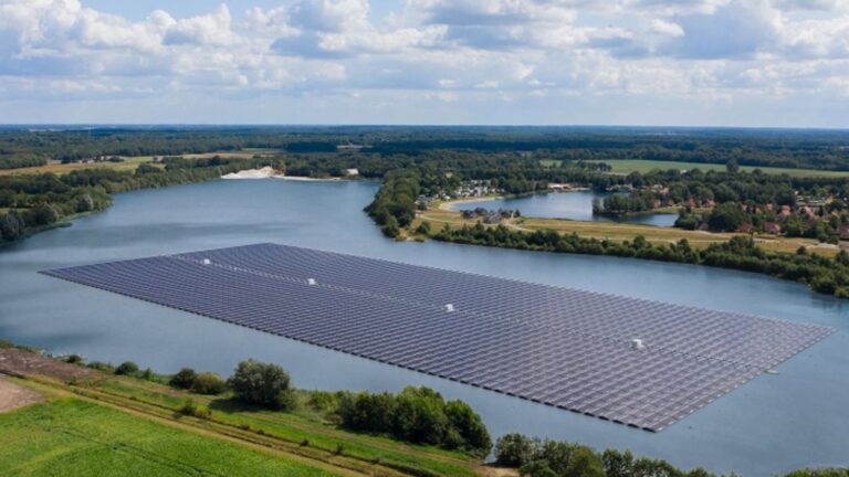 Primo impianto solare galleggiante al mondo: l'energia dal lago bavarese