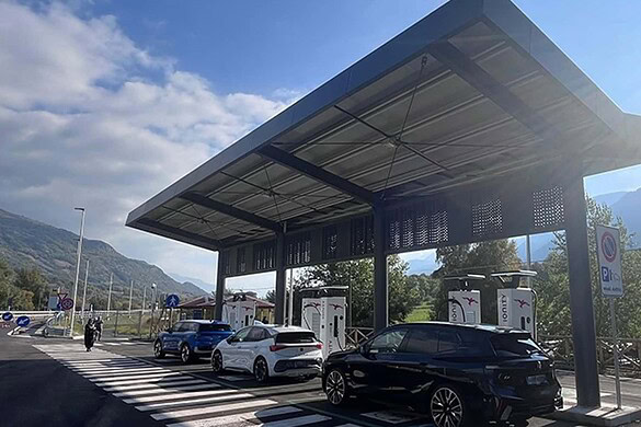 Prima stazione autostradale per sole elettriche: viaggi senza limiti garantiti anche in Italia