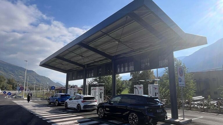 Prima stazione autostradale per sole elettriche: viaggi senza limiti garantiti anche in Italia