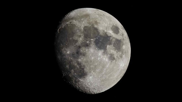 Una roccia di Apollo 17 rivela che il Mare Serenitatis si è formato 4,25 miliardi di anni fa, riscrivendo la storia della Luna.