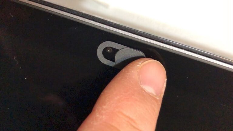 MacBook: le cover per le webcam possono essere dannose per il display, lo dice Apple