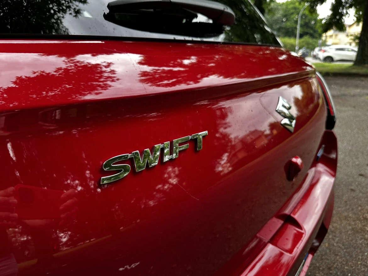 Suzuki Swift () Suzuki Swift ()
