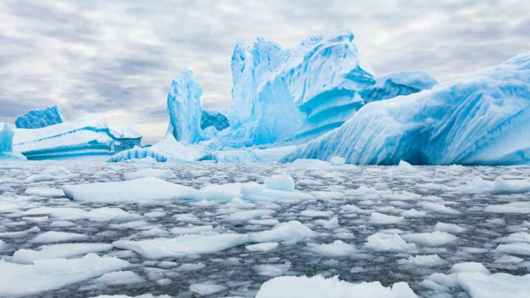 Lo scioglimento dei ghiacci antartici crea una fragile barriera che, per ora, trattiene la CO₂ negli abissi oceanici.