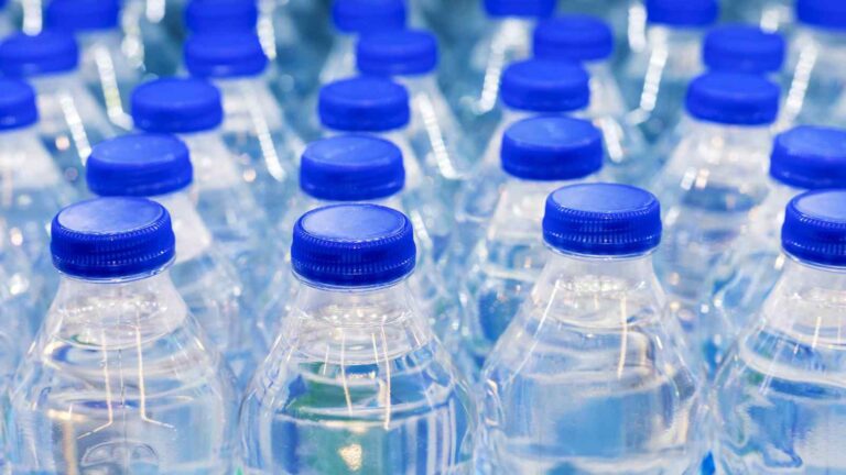 Greenpeace rileva tracce di TFA, un PFAS, in sei marche di acqua minerale italiana, evidenziando rischi e vuoti normativi.