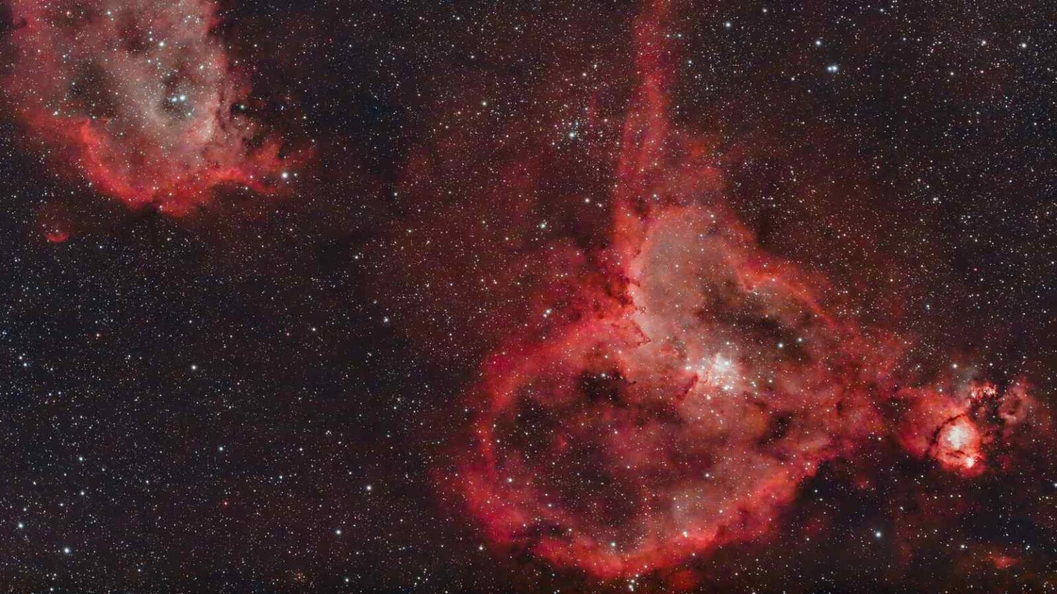 La Nebulosa del Cuore pulsa luce e energia, creando stelle tra gas e polveri a seimila anni luce dalla Terra.