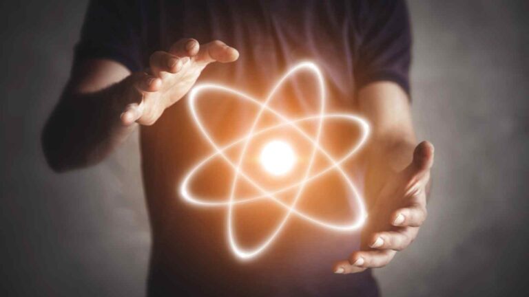 Ricercatori scoprono che motori atomici basati su correlazioni quantistiche potrebbero superare i limiti classici di Carnot.