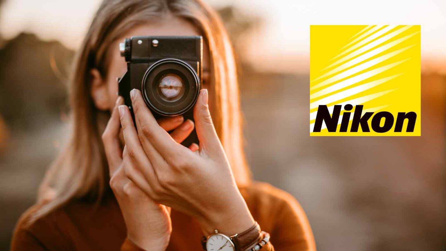Una Nikon abbandonata in montagna restituisce foto perfette del 2005, riportando alla luce ricordi di vent’anni fa.