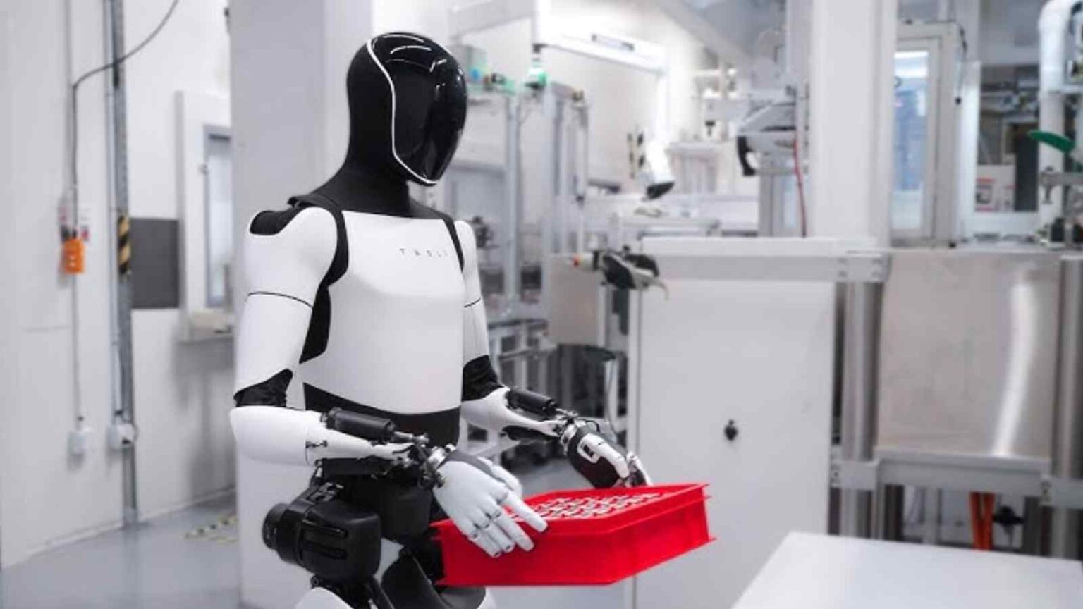 Tesla sospende la produzione di Optimus: il robot umanoide resta senza mani, bloccando le ambizioni della compagnia.