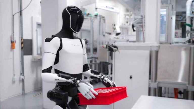 Tesla sospende la produzione di Optimus: il robot umanoide resta senza mani, bloccando le ambizioni della compagnia.