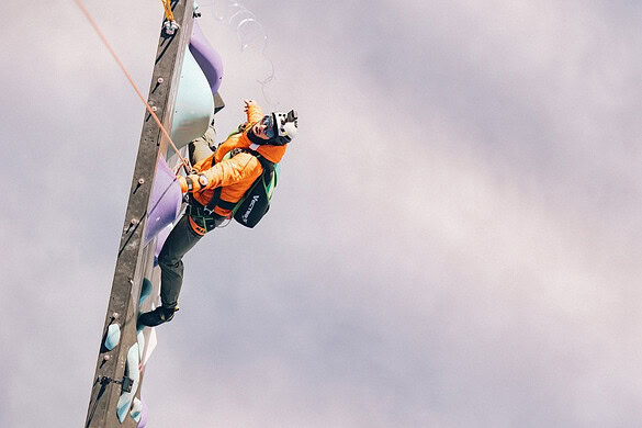 Impresa unica al mondo: prima parete d’arrampicata volante di sempre