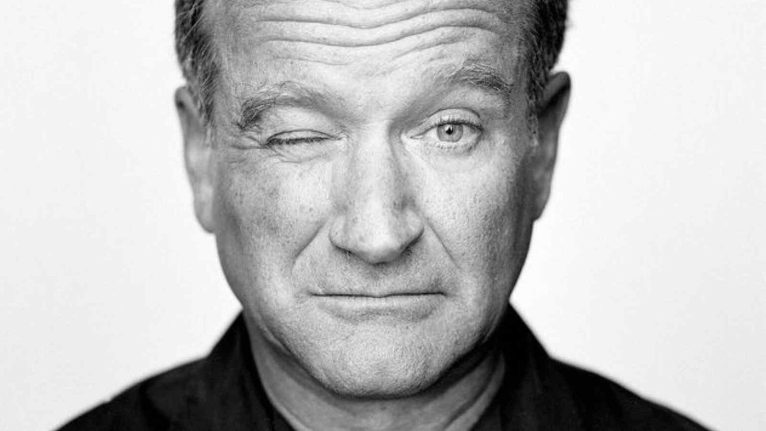 Zelda Williams denuncia l’uso di deepfake per ricreare voce e volto di Robin Williams, definendolo abuso digitale e necromanzia.