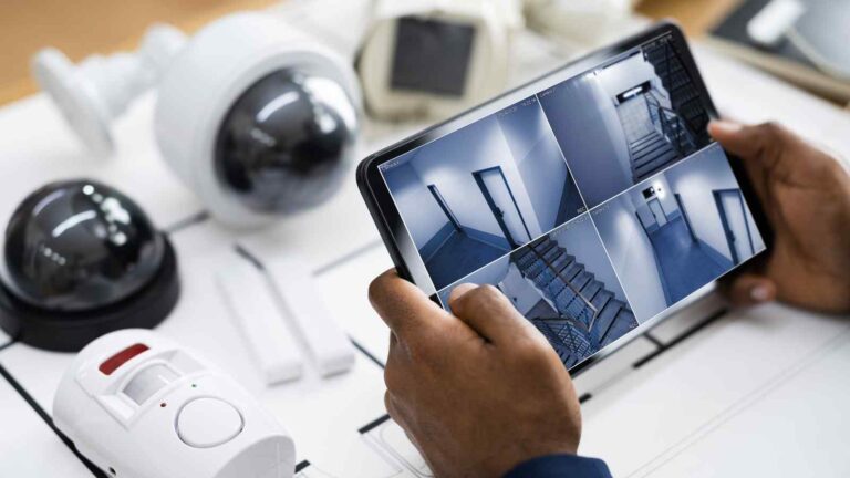 La smart home cresce rapidamente: videocamere, sensori e AI rendono la sicurezza domestica più intelligente e proattiva.